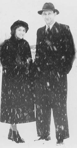 Марк Леонидович со своей любимой сотрудницей Эльфридой Адольфовной Абелевой. Ботанический сад, зима